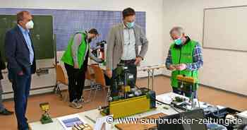 Ministerpräsident Tobias Hans zu Besuch im Reparaturcafé Neunkirchen - Saarbrücker Zeitung