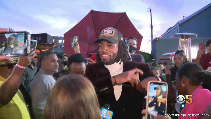 New Steelers RB Najee Harris Hosts Pizza Party At Homeless Shelter Ahead Of NFL Draft
