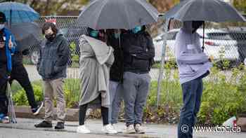 Long pop-up clinic lines 'not the best' but getting the job done, says Toronto's mayor