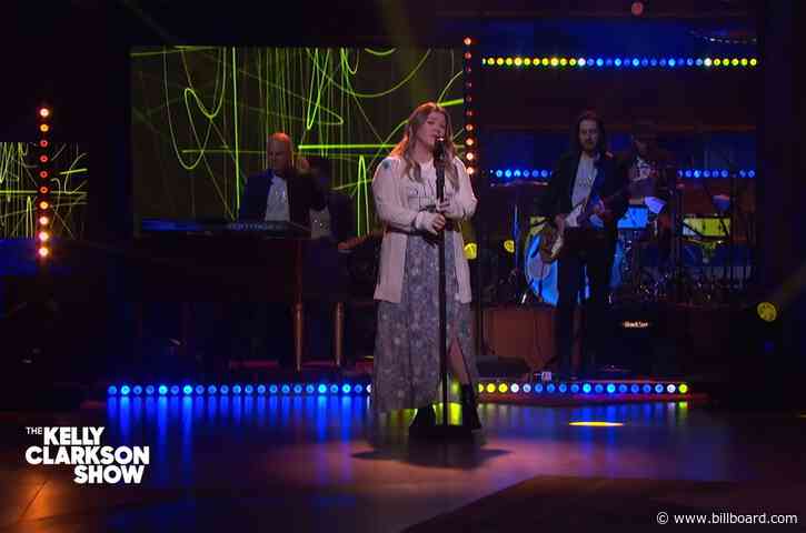 Kelly Clarkson Goes Big For Soaring Coldplay ‘Yellow’ Cover on Kellyoke