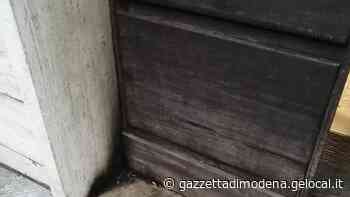 Vandalismo a Modena: danno fuoco al portone dell'Inps - La Gazzetta di Modena