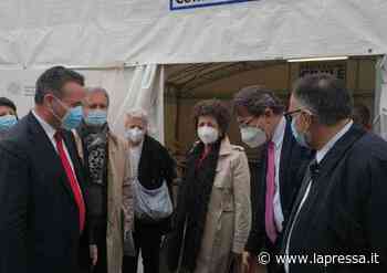 Donini al centro vaccini Modena: prima uscita post-Covid di Muzzarelli - La Pressa