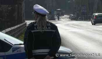 FORLI': Passa col rosso, senza patente e senza assicurazione, multa da 6000 euro - Teleromagna24