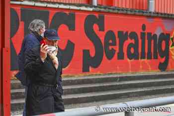 Opmerkelijk: Luciano D'Onofrio aandachtig toeschouwer tijdens barragematch