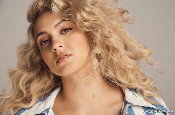 Tori Kelly Delivers the National Anthem at the Kentucky Derby: Watch