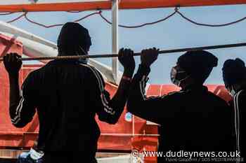 More than 800 migrants rescued at sea head to Italy - Dudley News