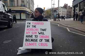 Climate campaigners stage 'protest of one' road blocks across UK - Dudley News