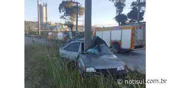 Carro dobra ao meio após colidir em poste, em Imbituba - Notisul