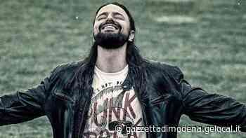 Modena, Alberto Bertoli la canta ai No Vax e ai No Mask: «Una risposta agli insulti» - La Gazzetta di Modena