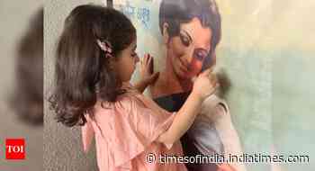 Inaaya's adorable pic with Sharmila's poster