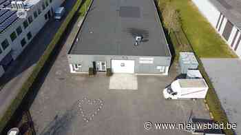 Indrukwekkende autocolonne voor overleden schrijnwerker