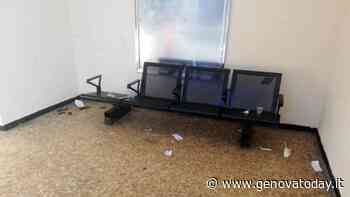 Stazione di Voltri, sala d'attesa trasformata in wc e dormitorio. Tursi: «Rfi intervenga» - GenovaToday