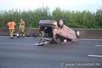Wagen overkop op E17, bestuurder gewond - Het Nieuwsblad