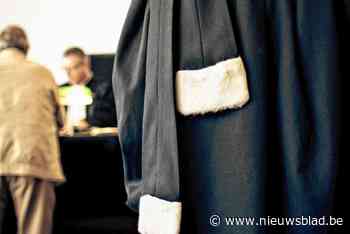 Volle blikken tegen het raam, kloppen van hamer: koppel voor rechter na verkeersagressie