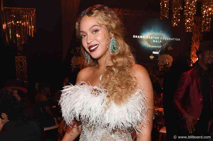 Beyoncé Really Ran Into Selena Quintanilla At a Mall, and Fans Are Blown Away by Scene in Netflix Series
