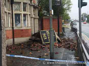 Lane one of Manchester Road, Bolton shut - The Bolton News