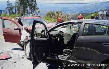 Impacto frontal de dos autos deja heridos en el peaje Guayasamín; carril valle de Los Chillos - Quito cerrado