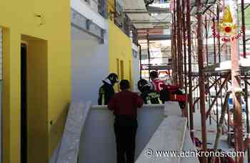 Crolla ponteggio a Fermo, feriti tre operai - Adnkronos