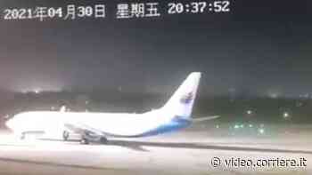 Cina, la violenta tempesta sposta un aereo fermo sulla pista dell’aeroporto - Corriere TV