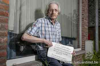 Julien (67) plaatst hartverscheurend bordje aan venster: “Eenzame man zoekt eenzame vrouw”