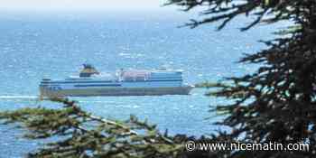 Un navire de la Corsica ferries en attente devant Nice à cause du vent violent