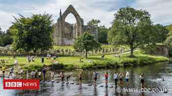 Bolton Abbey: Cyclist bridge ban 'dangerous' - BBC News