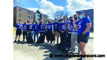 News Cougars football players participate in cleaning up Lennoxville - Sherbrooke Record
