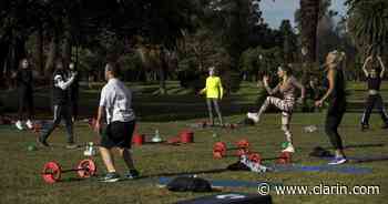 Por la pandemia, los gimnasios de Buenos Aires comenzaron a ofrecer clases en espacios al aire libre, como parques y plazas - Clarín.com