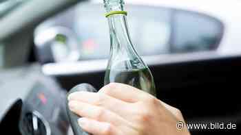 Haan: Sturzbetrunkene Frau mit Kleinkind im Auto – Zeugen rufen Polizei - BILD