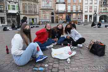 Jongeren verzamelen in krijtcirkels op Grote Markt: “We hebben echt nood aan een babbel” - Het Nieuwsblad