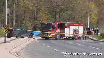 Two people dead after vehicle crashes into pole in Mississauga, Ont.