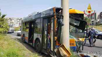 Bus Amt contro palo luce a Catania: sette feriti, due gravi - Agenzia ANSA