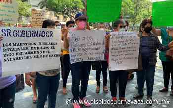 Docentes jubilados se manifiestan en Palacio de Gobierno - El Sol de Cuernavaca