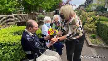 Free flowers in B.C. bring smiles to isolated seniors