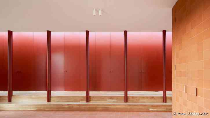 Arquitectura-G installs bright red family home on top of garage