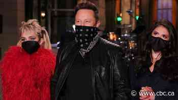 Elon Musk shows humility, hubris in Saturday Night Live appearance