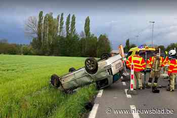 File te laat opgemerkt: auto over de kop