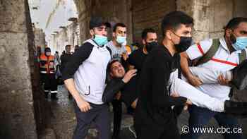Israeli police clash with Palestinians at Jerusalem holy site
