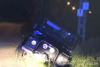 Jeep belandt in gracht - Het Nieuwsblad
