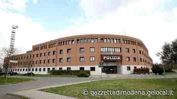 Modena, scaglia massi contro la vetrata della Questura. Arrestato - La Gazzetta di Modena