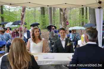 Eerste koppel geeft elkaar ja-woord in Calvariebos - Het Nieuwsblad