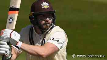 County Championship: Mark Stoneman makes hundred as Surrey draw with Leicestershire