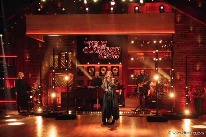 ‘Dude Looks Like’ Kelly Clarkson Rocking Out Like Steven Tyler For Her Aerosmith Cover