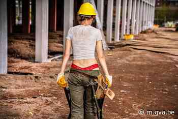 Kempense bouwvrouw van het jaar ergert zich aan promofoto van 'Lady Bouwers': “Vandaag de dag kan dat gewoon niet meer” - Gazet van Antwerpen