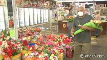 Mother's Day shoppers line up in Houston's Flower Row - KTRK-TV