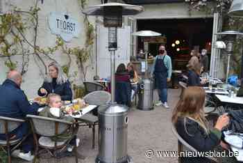 Barista Toon kan wegens regenweer slechts een van zijn drie terrassen benutten - Het Nieuwsblad