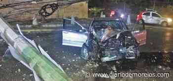 Destroza su auto vs poste en avenida Río Mayo, Cuernavaca - Diario de Morelos