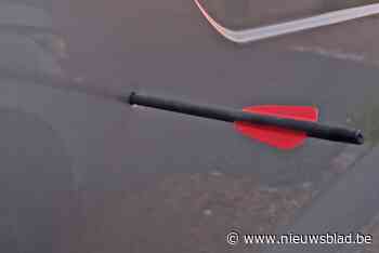 Pijl uit kruisboog doorboort carrosserie van bestelwagen in Hoepertingen