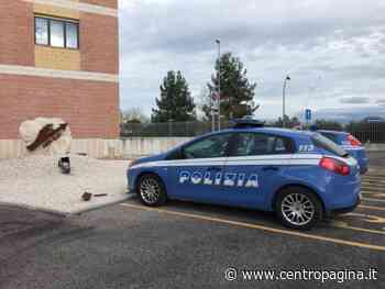 Fermo sui binari alla stazione di Jesi attende la fine. Salvato dalla Polizia - Centropagina