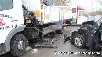 Unfall in Essentho: Auto kracht in Lkw - Frau (56) schwer verletzt - sauerlandkurier.de